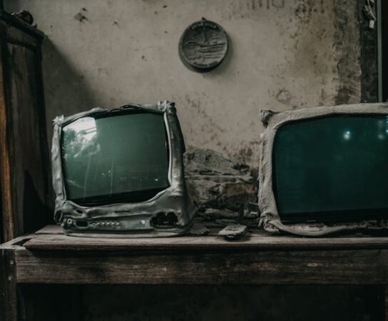 Ściana TV z zabudową g-k i LED: projekt, montaż i koszt krok po kroku