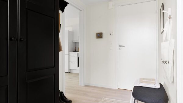 Przedpokój w bloku: szafa wnękowa z siedziskiem krok po kroku i kosztorys