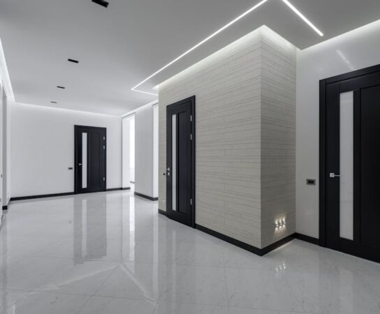 Drzwi ukryte w mieszkaniu: projekt, montaż, wykończenie i realne koszty 2025