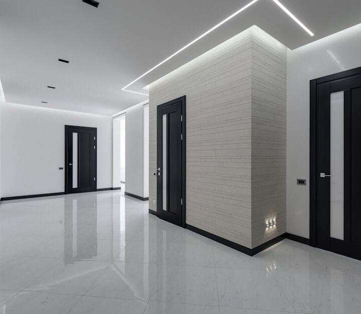 Drzwi ukryte w mieszkaniu: projekt, montaż, wykończenie i realne koszty 2025