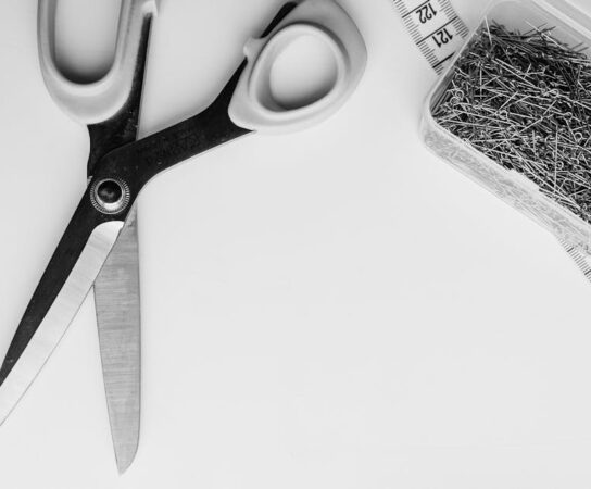 Antresola w mieszkaniu: projekt, formalności, schody i realne koszty 2025