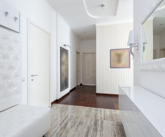 Sufit napinany w mieszkaniu: rodzaje, oświetlenie, montaż i realne koszty 2025