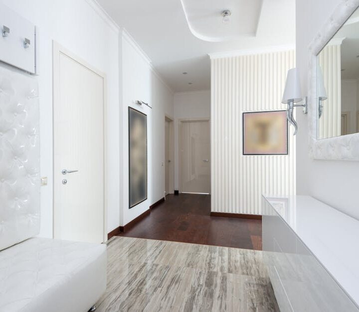 Sufit napinany w mieszkaniu: rodzaje, oświetlenie, montaż i realne koszty 2025