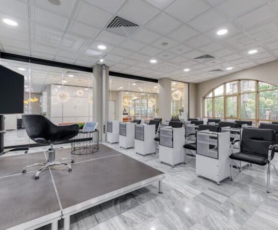 Ścianka loftowa ze szkła: systemy, pomiar, montaż i realne koszty 2025