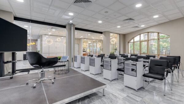 Ścianka loftowa ze szkła: systemy, pomiar, montaż i realne koszty 2025