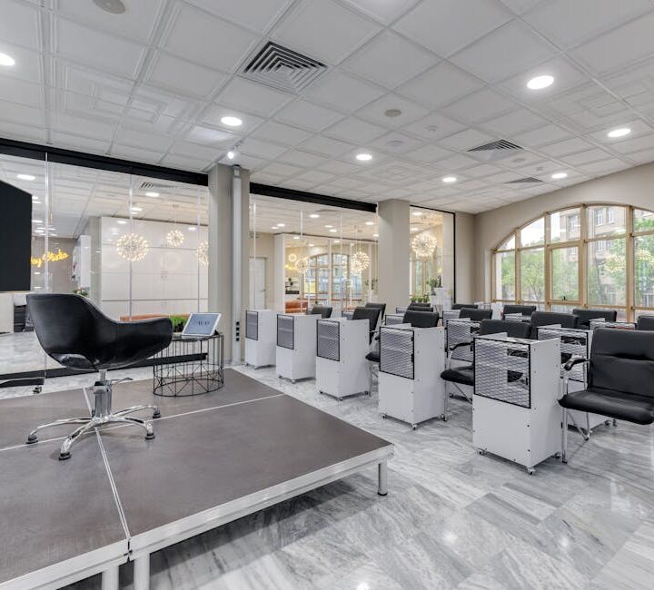 Ścianka loftowa ze szkła: systemy, pomiar, montaż i realne koszty 2025