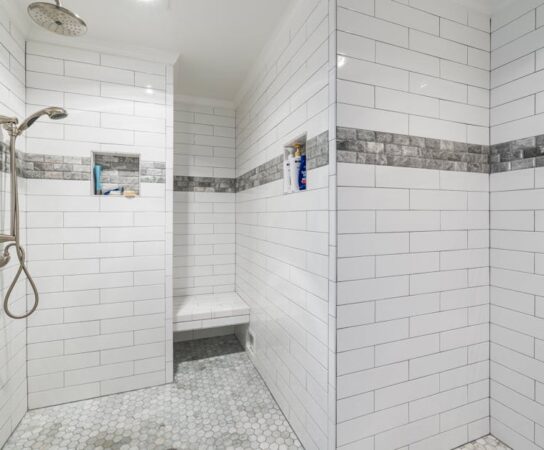 Prysznic walk-in w bloku: projekt, spadki, odpływ liniowy, hydroizolacja i realne koszty 2025