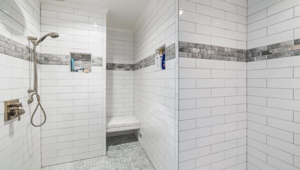 Prysznic walk-in w bloku: projekt, spadki, odpływ liniowy, hydroizolacja i realne koszty 2025