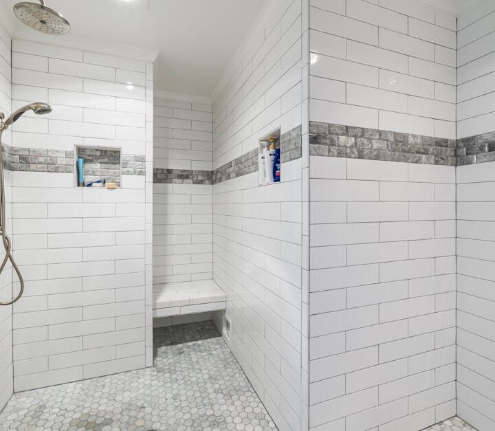 Prysznic walk-in w bloku: projekt, spadki, odpływ liniowy, hydroizolacja i realne koszty 2025