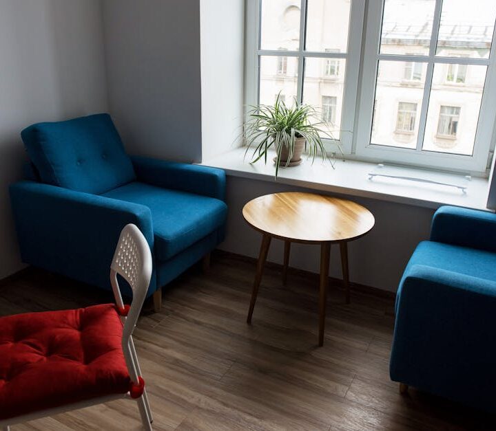 Parapety wewnętrzne w mieszkaniu: materiały, pomiary, montaż i realne koszty 2025