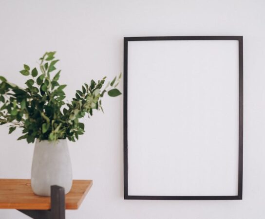 Listwy przypodłogowe w mieszkaniu: dobór materiału, montaż na klej i klipsy, łączenia i realne koszty 2025