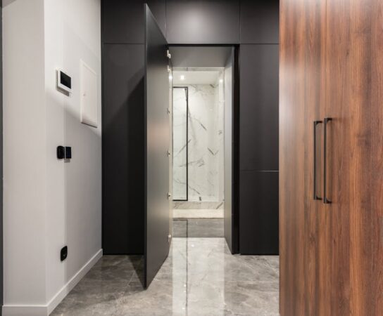 Drzwi przesuwne na szynie w mieszkaniu: pomiar, montaż, akustyka i realne koszty 2025