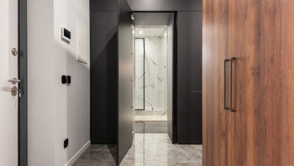 Drzwi przesuwne na szynie w mieszkaniu: pomiar, montaż, akustyka i realne koszty 2025
