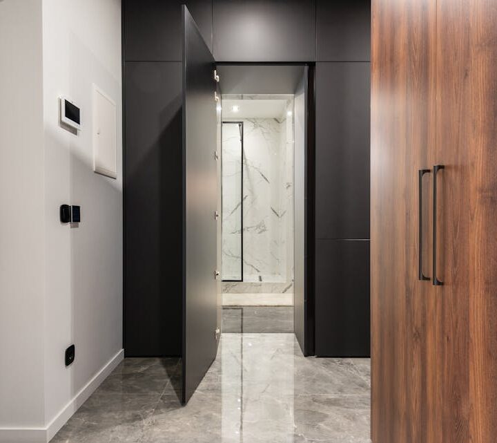 Drzwi przesuwne na szynie w mieszkaniu: pomiar, montaż, akustyka i realne koszty 2025