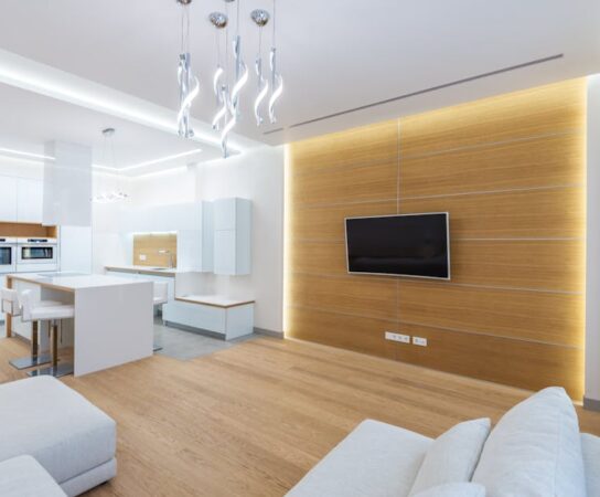 Oświetlenie LED podszafkowe w kuchni: profile, taśmy, zasilacze, montaż i realne koszty 2025