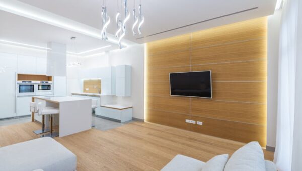 Oświetlenie LED podszafkowe w kuchni: profile, taśmy, zasilacze, montaż i realne koszty 2025