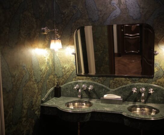 Tapeta winylowa w łazience: wybór, hydroizolacja, montaż krok po kroku i realne koszty 2025