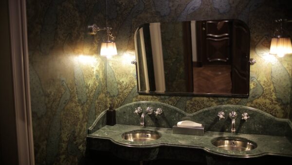 Tapeta winylowa w łazience: wybór, hydroizolacja, montaż krok po kroku i realne koszty 2025