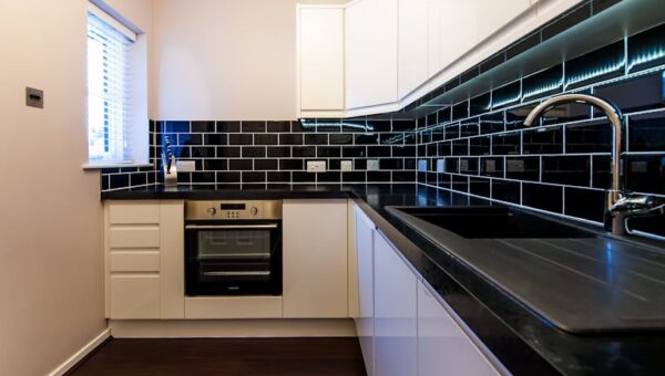 Blat kompaktowy HPL vs laminat w kuchni: wybór, montaż, zlew podwieszany i realne koszty 2025