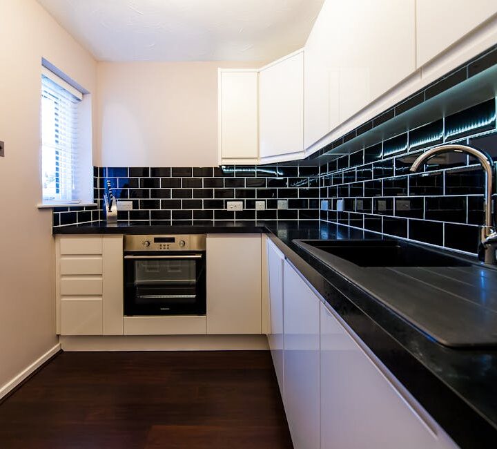 Blat kompaktowy HPL vs laminat w kuchni: wybór, montaż, zlew podwieszany i realne koszty 2025