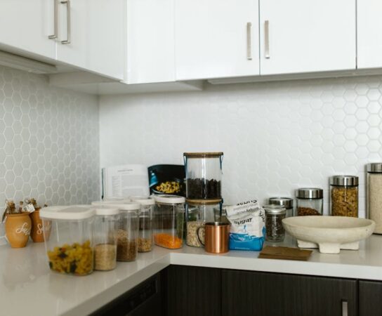 Szklany panel nad blatem w kuchni: pomiar, wycięcia, montaż i realne koszty 2025