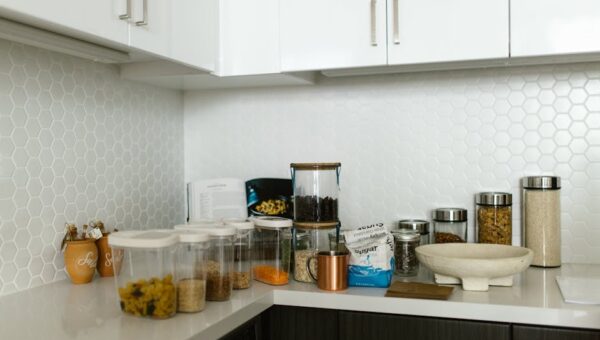 Szklany panel nad blatem w kuchni: pomiar, wycięcia, montaż i realne koszty 2025