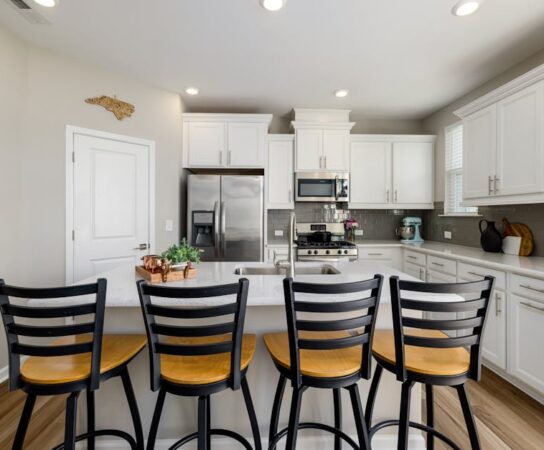 Wyspa kuchenna w mieszkaniu: wymiary, instalacje, montaż i realne koszty 2025