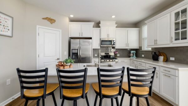 Wyspa kuchenna w mieszkaniu: wymiary, instalacje, montaż i realne koszty 2025