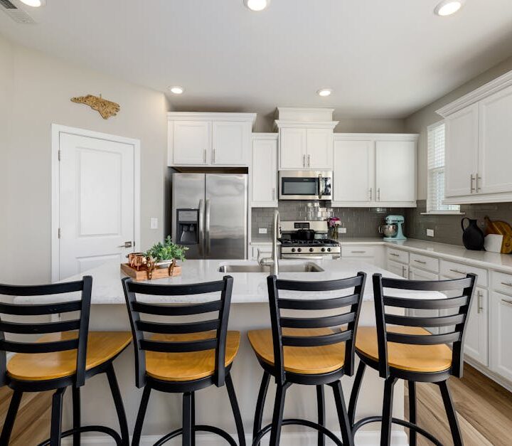 Wyspa kuchenna w mieszkaniu: wymiary, instalacje, montaż i realne koszty 2025