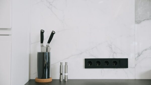 Elektryka w kuchni w mieszkaniu: obwody, gniazda, wysokości, zabezpieczenia i realne koszty 2025