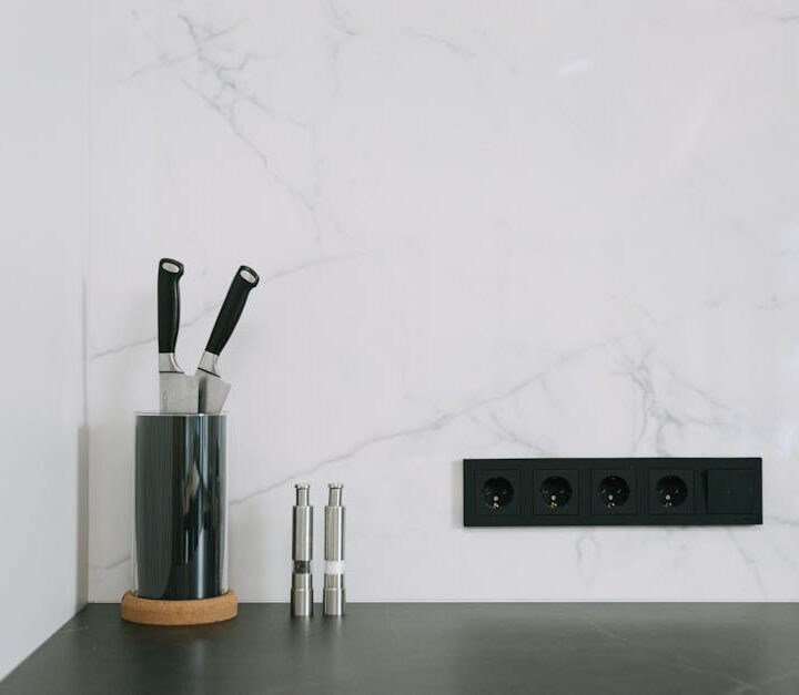 Elektryka w kuchni w mieszkaniu: obwody, gniazda, wysokości, zabezpieczenia i realne koszty 2025