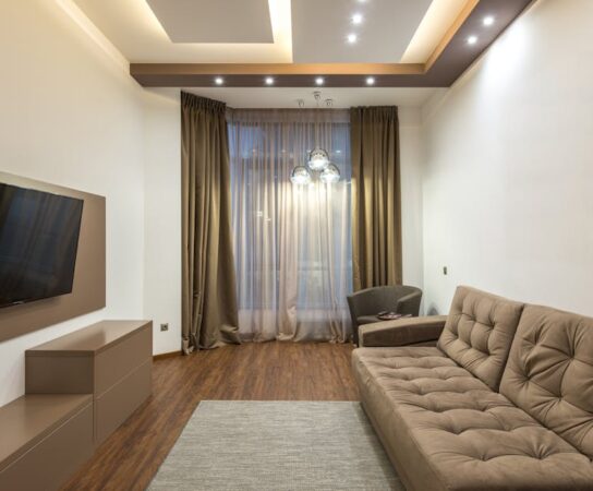 Podłoga drewniana warstwowa na ogrzewaniu podłogowym: wybór, montaż i realne koszty 2025