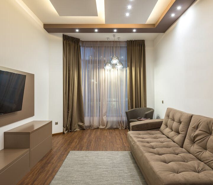 Podłoga drewniana warstwowa na ogrzewaniu podłogowym: wybór, montaż i realne koszty 2025