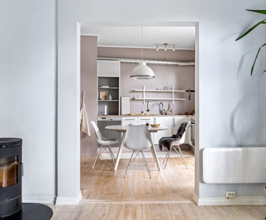 Łóżko chowane w szafie w kawalerce: projekt, mechanizm, montaż i realne koszty 2025