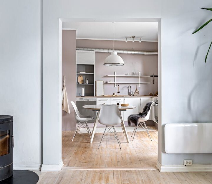 Łóżko chowane w szafie w kawalerce: projekt, mechanizm, montaż i realne koszty 2025