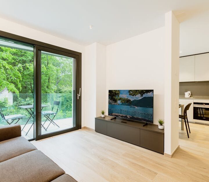 Zabudowa balkonu w bloku: przesuwne szyby, formalności, montaż i realne koszty 2025