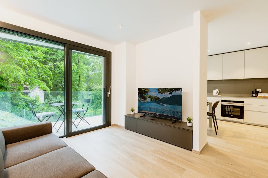 Zabudowa balkonu w bloku: przesuwne szyby, formalności, montaż i realne koszty 2025