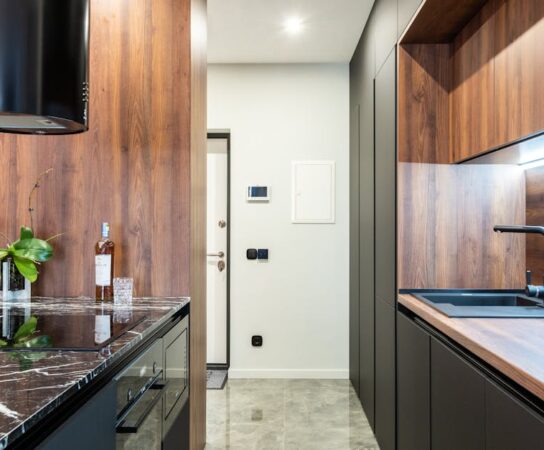 Pawlacz w przedpokoju w bloku: projekt, nośność, montaż i realne koszty 2025