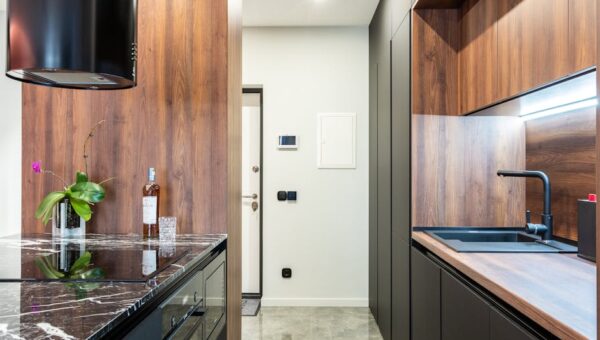 Pawlacz w przedpokoju w bloku: projekt, nośność, montaż i realne koszty 2025