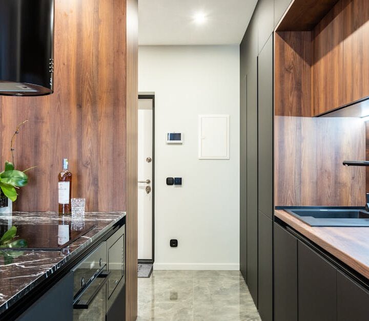 Pawlacz w przedpokoju w bloku: projekt, nośność, montaż i realne koszty 2025