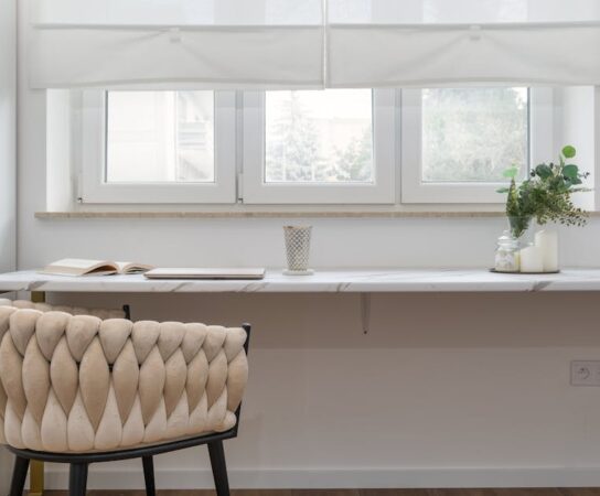 Biurko na parapecie w mieszkaniu: pomiary, wsporniki, montaż i realne koszty 2025