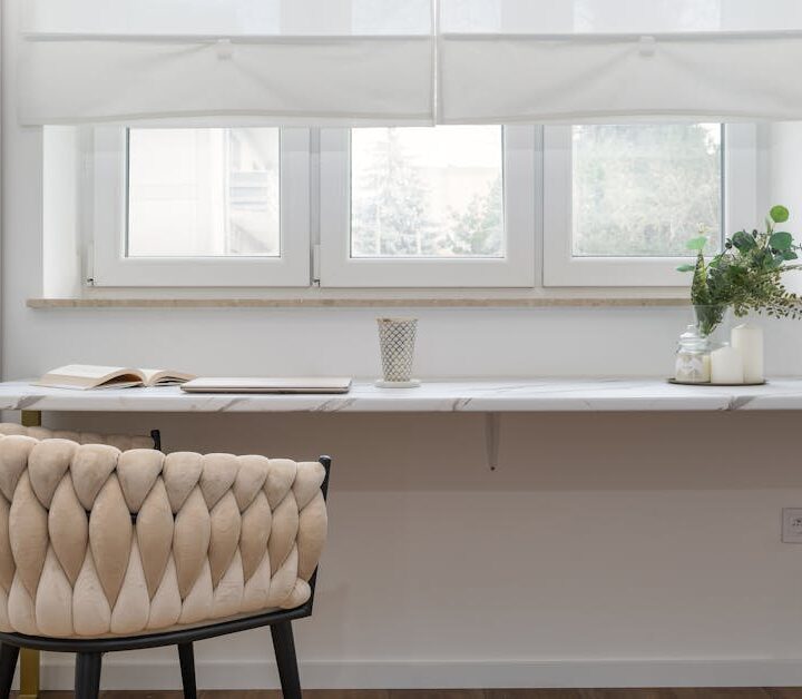 Biurko na parapecie w mieszkaniu: pomiary, wsporniki, montaż i realne koszty 2025