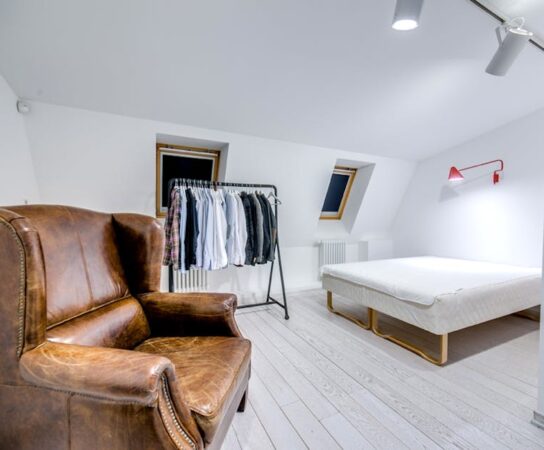 Szafa w skosie na poddaszu: pomiar, systemy, montaż i realne koszty 2025