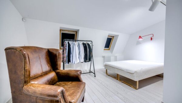 Szafa w skosie na poddaszu: pomiar, systemy, montaż i realne koszty 2025