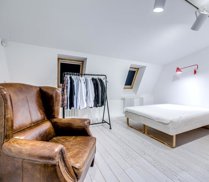 Szafa w skosie na poddaszu: pomiar, systemy, montaż i realne koszty 2025