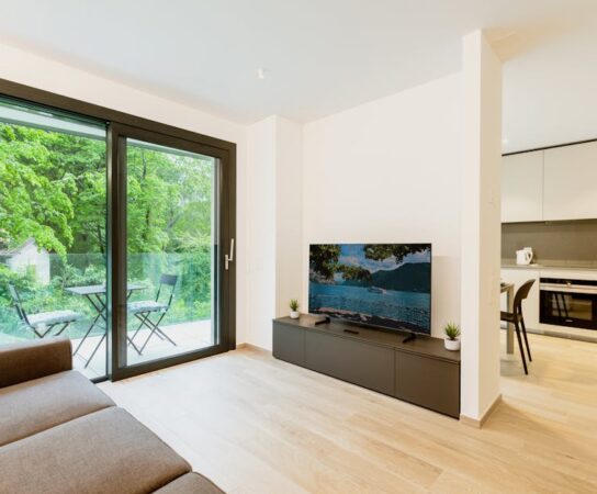 Moskitiery do okien i drzwi balkonowych w mieszkaniu: rodzaje, pomiar, montaż i realne koszty 2025