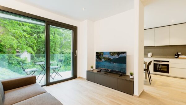 Moskitiery do okien i drzwi balkonowych w mieszkaniu: rodzaje, pomiar, montaż i realne koszty 2025