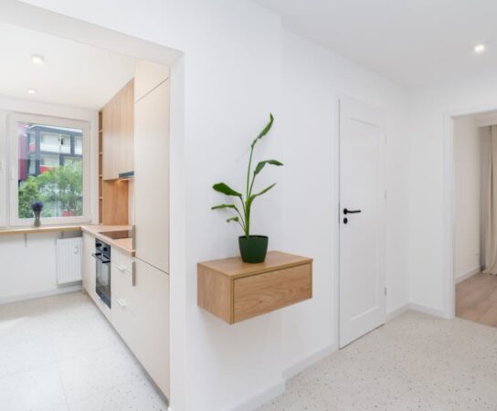 Zabudowa rozdzielni elektrycznej i wodomierzy w przedpokoju: przepisy, projekt, montaż i realne koszty 2025