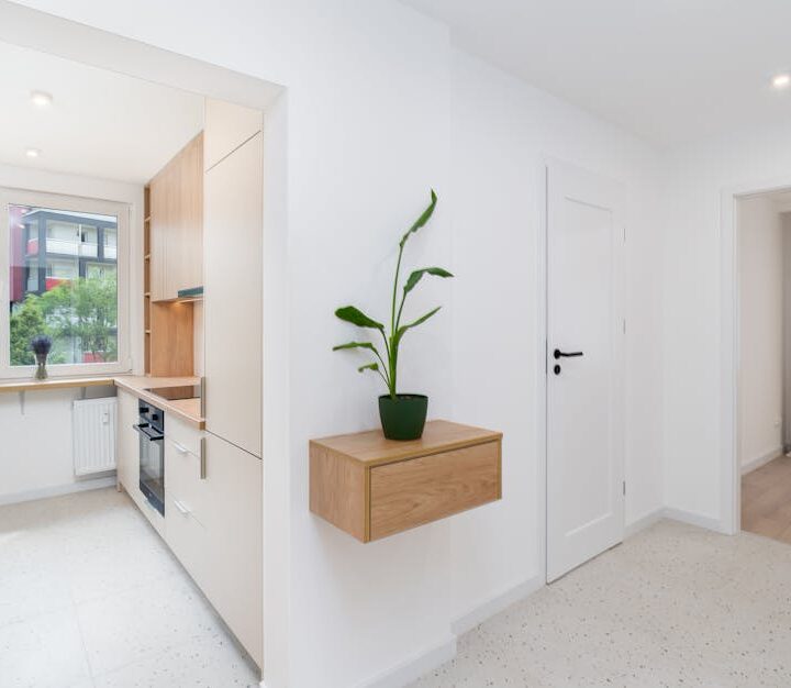 Zabudowa rozdzielni elektrycznej i wodomierzy w przedpokoju: przepisy, projekt, montaż i realne koszty 2025